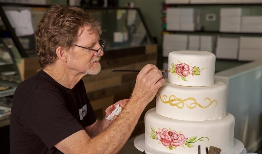 Zelfs een bruidstaart kan aanleiding zijn voor een conflict tussen homo’s en hetero’s. Op de foto: de Amerikaanse bakker Jack Phillips, die geen ‘gay wedding cake’ wilde maken; wat tot een juridische strijd leidde. (afp / Bruce Ellefson)