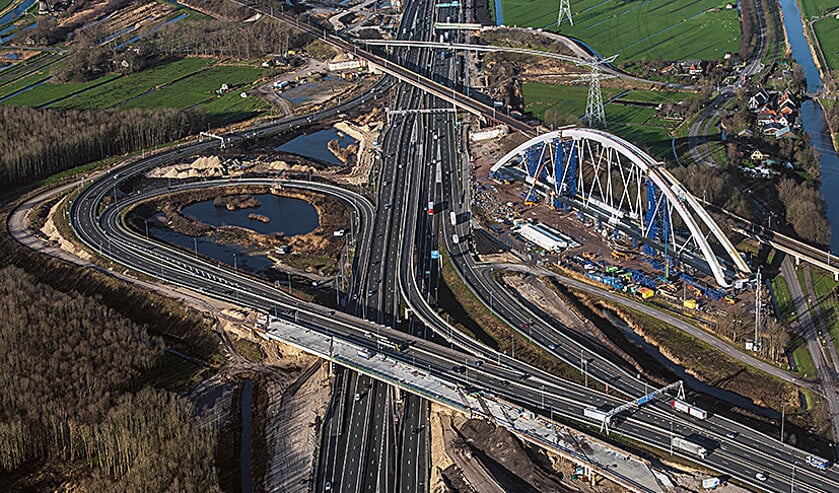 Het knooppunt Muiderberg vanuit de lucht. VVD en PvdA hopen erop dat er financiële ruimte komt voor nieuwe infrastructuur. (anp / John Gundlach)