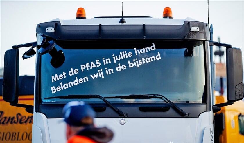 We weten vrij precies waar de milieugrenzen liggen en hoe we daar mee om moeten gaan. Het enige waar het nog aan ontbreekt is politieke moed en leiderschap. Protesterende bouwers woensdag op het Malieveld. (anp / Robin van Lonkhuijsen)