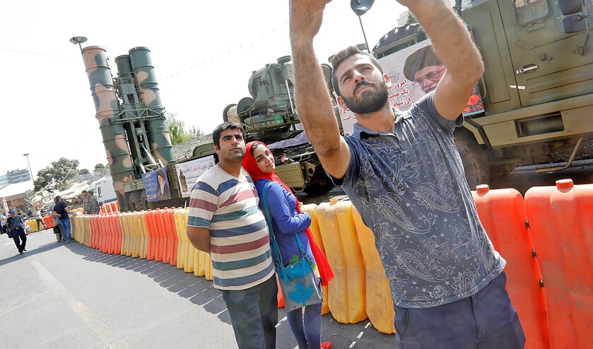 Iraniërs maken een selfie in Teheran. Waar komt die selfie-obesssie vandaan? (ap / Abedin Taherkenareh)