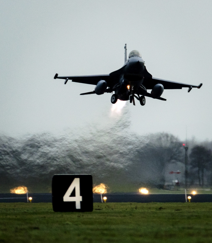 Nederlandse F-16’s vertrekken vanaf vliegbasis Volkel naar het Midden-Oosten om daar met de coalitie tegen Islamitische Staat de strijd tegen de terreurorganisatie voort te zetten. Eind vorig jaar kwam er groen licht voor de verlenging van de Nederlandse deelname aan de strijd tegen ISIS. (anp / Robin van Lonkhuijsen)