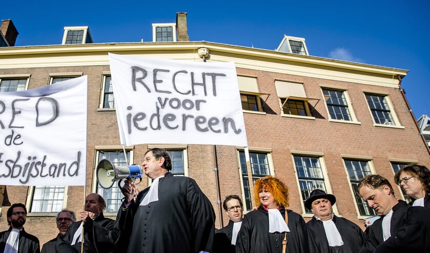 Advocaten voerden begin deze maand in toga actie tegen de bezuinigingen op de gesubsidieerde rechtsbijstand. Aanleiding was een debat in de Tweede Kamer over de rechtsbijstand en het rapport van de commissie-Van der Meer. (anp / Bart Maat)