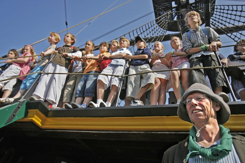 Ze moeten weten dat de Gouden Eeuw niet de vorige eeuw was, maar de zeventiende ... Op de foto: scholieren op de replica van het VOC-schip de Amsterdam, bij het Nederlands Scheepvaartmuseum. (anp / Cynthia Boll)