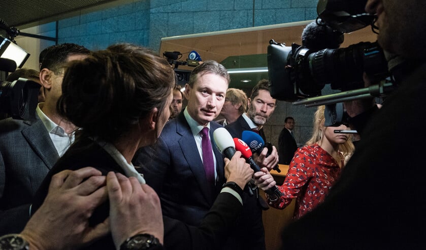 Politieke ambtsdragers kunnen snel hun baan verliezen. Een recent voorbeeld daarvan is Halbe Zijlstra als minister van Buitenlandse Zaken. Op de foto verlaat hij de Tweede Kamer na het afleggen van een verklaring over zijn aftreden. (anp / Martijn Beekman)