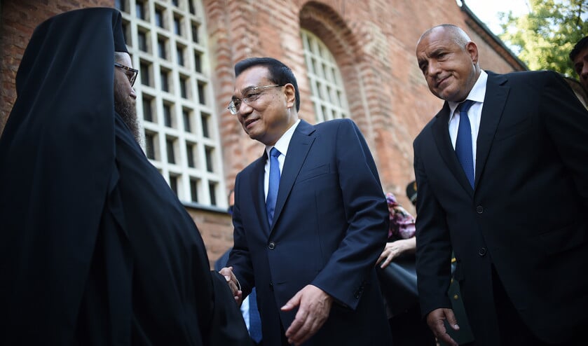 Elk jaar houden zestien Centraal- en Oost-Europese landen een top met China over Chinese investeringen. In juli vorig jaar kwam premier Li ervoor naar Bulgarije. Hier bezoekt hij met zijn Bulgaarse collega een kerk in de hoofdstad Sofia. (anp / Borislav Trosjev)