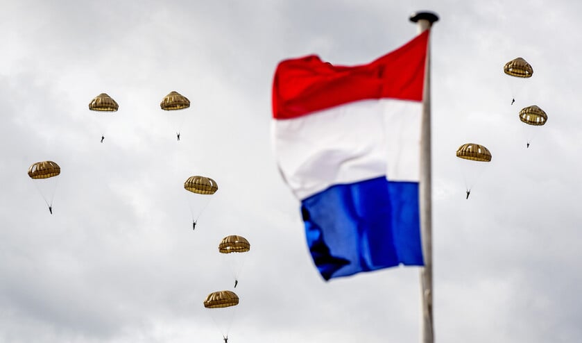 Paradropping van de Rode Baretten op de Ginkelse Heide tijdens een herdenking van Market Garden, de operatie waarmee in september 1944 de bevrijding van Nederland begon. (anp / Koen van Weel)