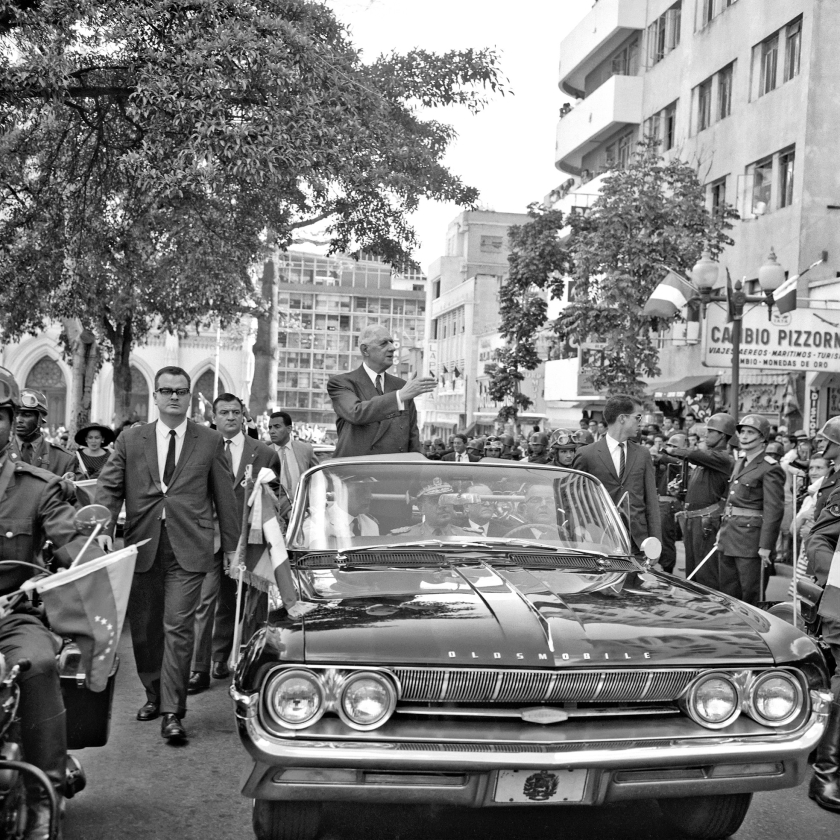 Charles de Gaulle op bezoek in Caracas (1964). Het is een van de gebeurtenissen uit een voorbije tijd waaraan Venezolanen elkaar graag herinneren op sociale media. (afp)