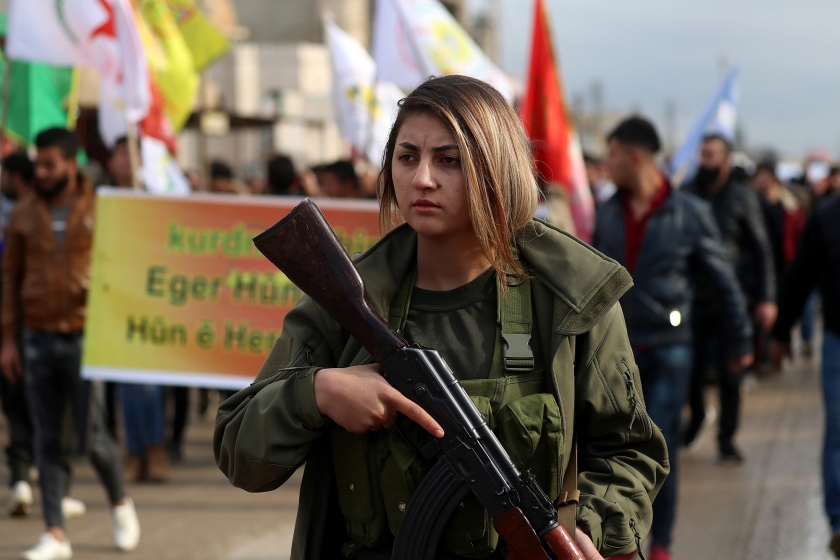 Een soldaat van het leger van het Zelfbestuur van Noord-Syrië (SDF) deed afgelopen week mee aan een demonstratie tegen Turkije, dat dreigt dit gebied binnen te vallen nu de VS hebben besloten hun troepen terug te trekken. (afp / Delil Souleiman)