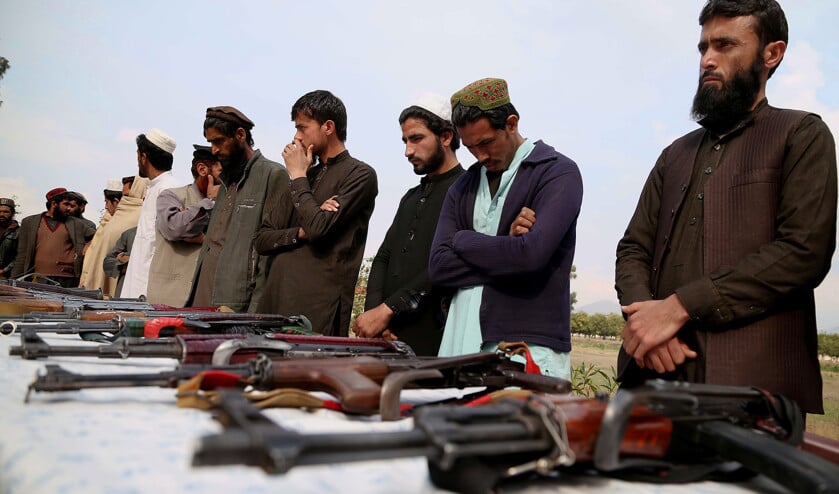 Voormalige strijders van de taliban en ISIS dragen hun wapens over en krijgen amnesty tijdens een verzoeningsceremonie in Jalalabad, Afghanistan, afgelopen 19 februari. (epa / Ghulamullah Habib)
