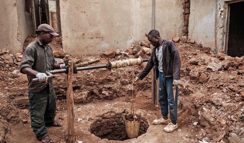 Onder een huis in Kabuga, bij de Rwandese hoofdstad Kigali, werden deze maand botten uit een put gehaald. De put was een massagraf tijdens de genocide van 1994. (anp / Yasuyoshi Chiba)