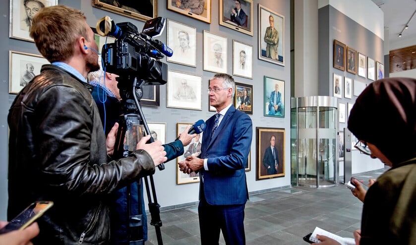 Minister Arie Slob van Onderwijs geeft bij zijn ministerie uitleg aan de media over zijn besluit dat het bestuur van het Haga Lyceum in Amsterdam moet opstappen. (anp / Koen van Weel)
