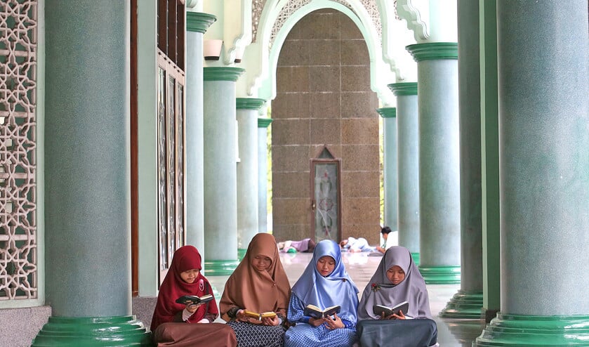 Binnen de islam zijn er talloze stromingen die onderling verschillen. Op de foto: Vrouwen lezen in de Koran tijdens de Ramadan in een moskee in een van de buitenwijken van Jakarta. (ap / Tatan Syuflana)