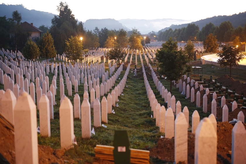 De ‘veilige haven’ Srebrenica werd het vertrekpunt voor de grootste massamoord uit de naoorlogse Europese geschiedenis. Op de foto: grafstenen op een begraafplaats in de buurt van Srebrenica, gekleurd door opkomende zon. (ap / Amel Emric)