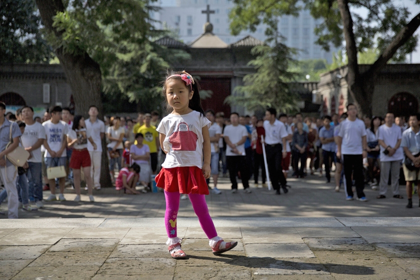 Katholieken in de rij voor een eucharistieviering bij de kathedraal in Peking. De bisschop hier wordt door zowel het Vaticaan als de Chinese overheid erkend, maar hij is een van de weinigen. De officiële katholieke staatskerk staat geheel onder controle van de overheid. (ap / Ng Han Guan)
