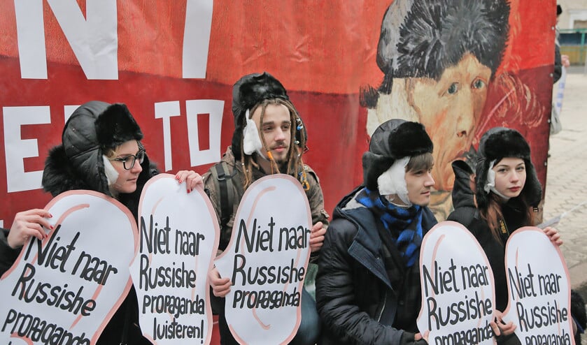 Met het oog op het referendum over het handelsverdrag met Oekraïne, hielden activisten onlangs een protest bij de Nederlandse ambassade in de hoofdstad Kiev. Boodschap: luister niet naar de Russische propaganda. (ap / Efrem Lukatsky)