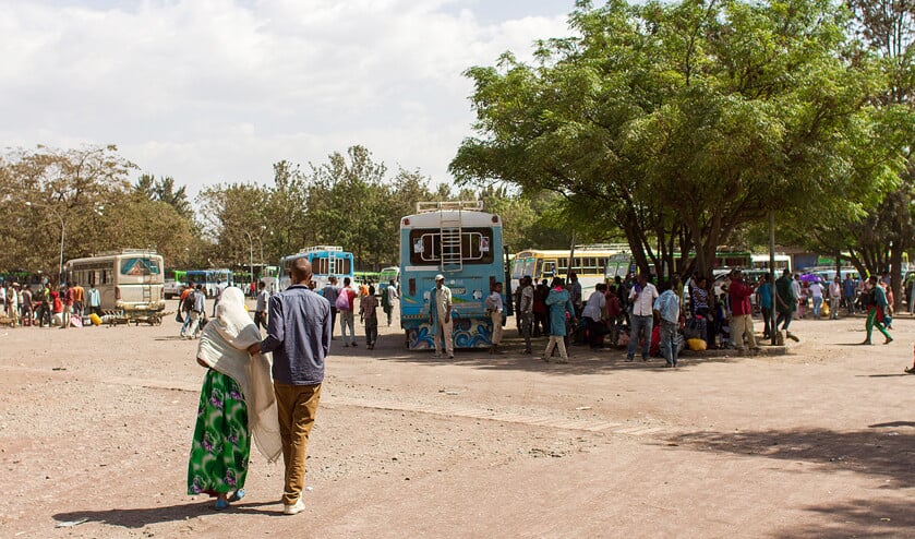 Onze handel en belastingen dragen eraan bij dat jongeren uit Afrika naar Europa komen, omdat ze daar geen werk vinden. Dit is zo’n plek waarvandaan ze vertrekken: het busstation van Hawassa, een stad in het zuiden van Ethiopië. (Marien Bergsma)