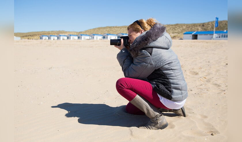 Fotograferend op het strand van Katwijk. ‘Ik ben een keer in zee gevallen met twee camera’s.’ (Jacqueline Imminkhuizen)
