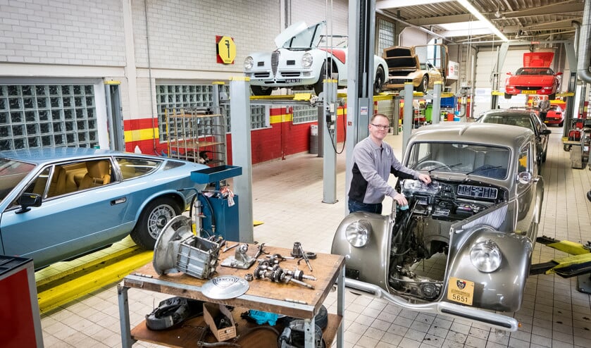 Wouter van Eeken werkt aan de Lancia Aprilia, die klaar moet zijn voor een tocht door Italië. (Niek Stam)