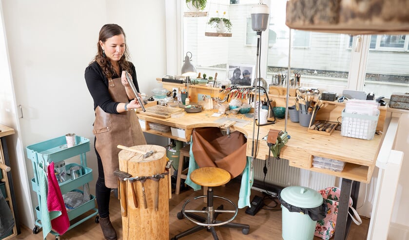 In de avonden en weekenden is Marlies meestal in haar atelier op de zolderverdieping te vinden, achter haar handgemaakte werkbank. (Niek Stam)