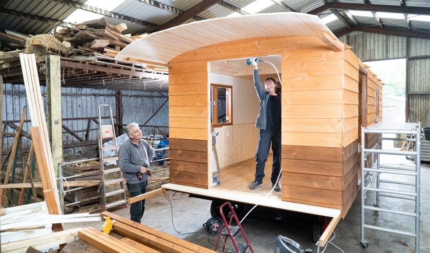Henk en Nelly houden rekening met wensen van de koper. ‘Vloerverwarming, zonnepanelen, een houtkachel of gasverwarming: in principe kan alles.’ (Niek Stam)