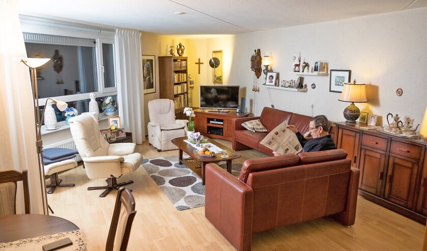 In de verste hoek hangt een houten kruis, dat Meinte Veenstra nog eens gemaakt heeft van afvalhout. (Niek Stam)