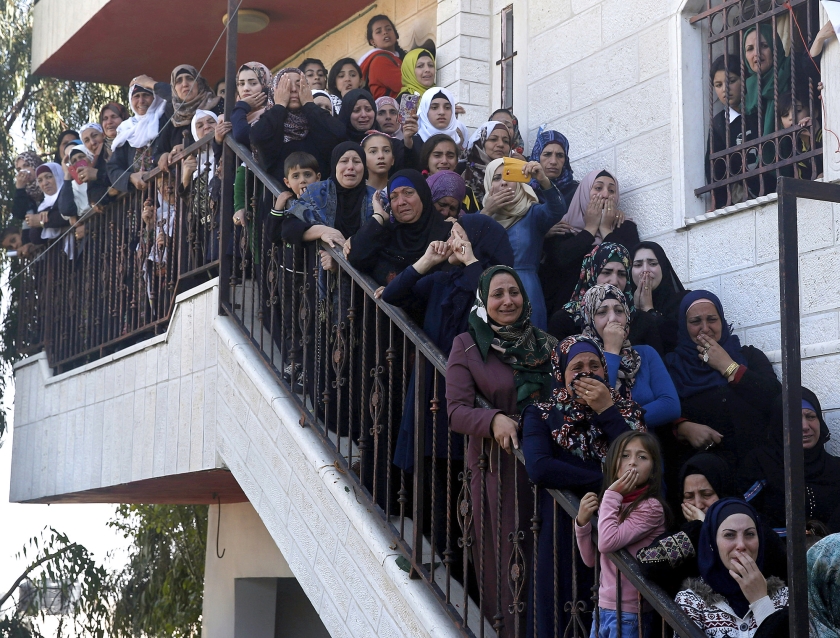 Palestijnse vrouwen in de rouw over een 22-jarige man, Raed Jaradat, in het dorp Sa’ir, bij Hebron op de Westelijke Jordaanoever. Volgens het Israëlische leger had hij een Israëli neergestoken, waarna hijzelf werd doodgeschoten. (ap / Nasser Shiyoukhi)