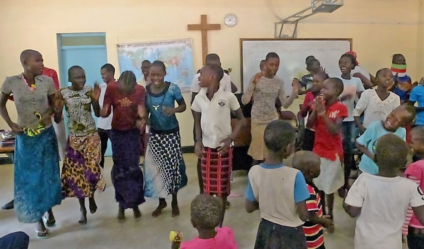 Christenen in Zuid-Sudan prijzen God vol vertrouwen om zijn machtige regering en zijn allesomvattende genade. (Piet Houtman)