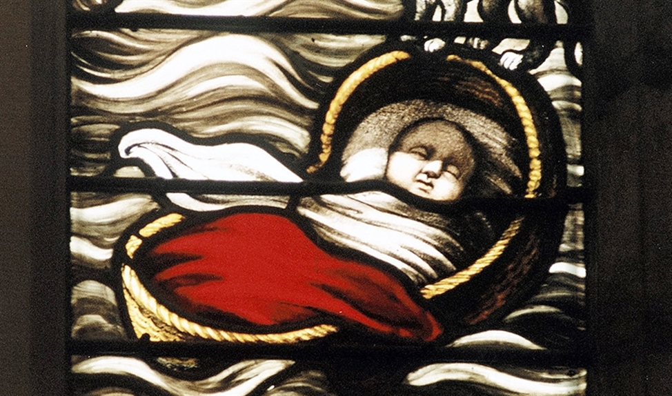 Een gebrandschilderd raam van de Sint-Elisabethsvloed in een kapel van de Grote Kerk in Dordrecht. Volgens de legende werd een baby gered in een drijvend wiegje, dat door een kat in evenwicht werd gehouden. (regionaal archief dordrecht)