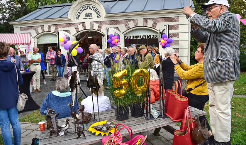 Feest bij de Wereldwinkel in Breukelen. (Marcel van den Bergh, iisg en katholiek documentatie centrum.)