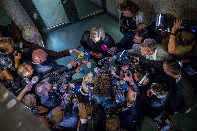 Soms is het nieuws van zichzelf dramatisch, zoals hier na een Kamerdebat in 2017 over het fatale ongeluk met militairen in Mali. Maar vaak kan nieuws wel wat meer drama gebruiken, zodat journalisten het verhaal beter kunnen vertellen. (anp / Jerry Lampen)