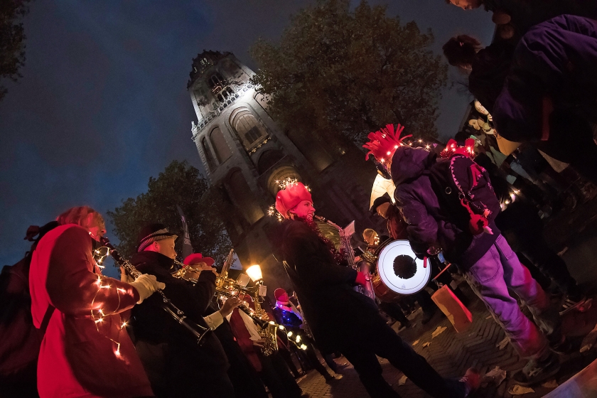 De Sint Maarten Parade in Utrecht trok deze week meer dan zevenduizend toeschouwers. Een record. (nd)