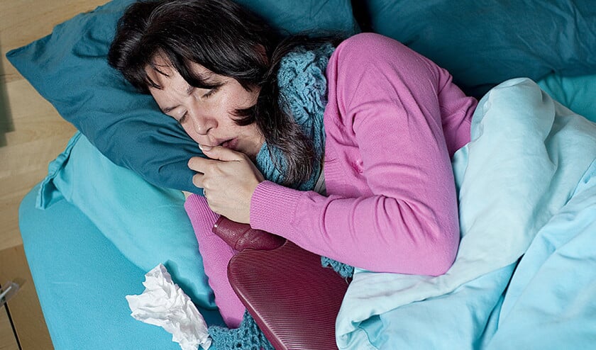Een meisje ligt ziek op bed. De recente griepepidemie veroorzaakte, samen met de kou, oversterfte en ook een grote aanslag op de ziekenhuizen. (anp / Ilvy Njiokiktjien)