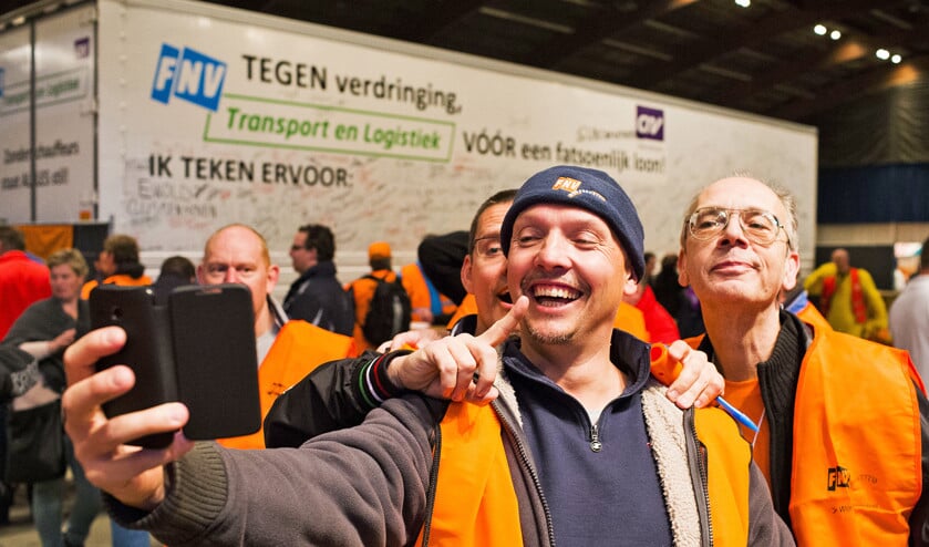 Een actie van vrachtwagenchauffeurs tegen de verdringing op de arbeidsmarkt door goedkopere chauffeurs uit Oost-Europa en voor een betere cao. Dit probleem kun je niet ambtelijk oplossen. Daar is politieke moed voor nodig. (anp / Vincent Jannink)