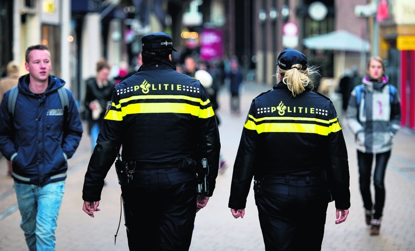 Een groot deel van de geradicaliseerde jongeren staat helemaal niet open voor een vriendelijke wijkagent. Dus dat is zeker niet hét wapen in de strijd tegen het terrorisme. Dat is toch echt de geheime dienst. (anp / Koen van Weel)