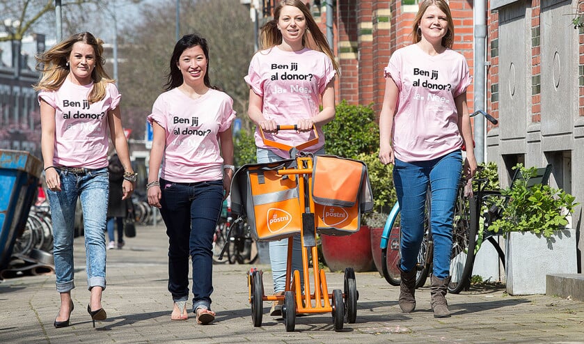 Het is prima om zo veel mogelijk donoren te zoeken en te appelleren aan solidariteit. In een campagne gericht op jongeren dit voorjaar, gingen vier vrouwen de straat op die zelf op de wachtlijst staan voor een donororgaan. (anp / Arie Kievit)
