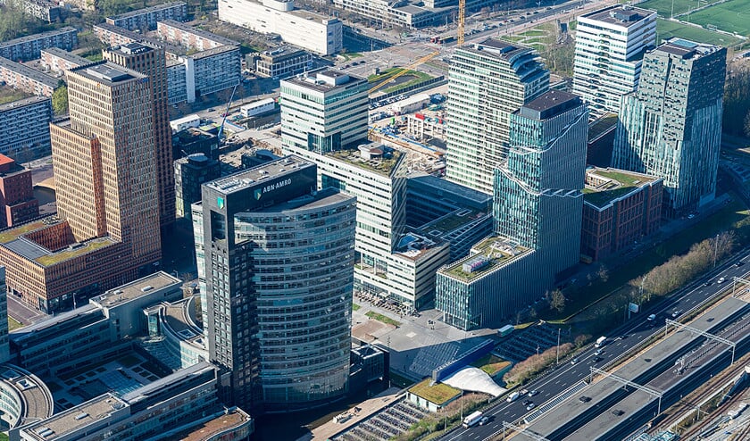 Als er één bananenschil is voor de banken (en voor de economie), is het vooral de rol die de banken zelf spelen op het gebied van kredietverlening. Op de foto: het hoofdkantoor van ABN Amro. (anp / Lex van Lieshout)