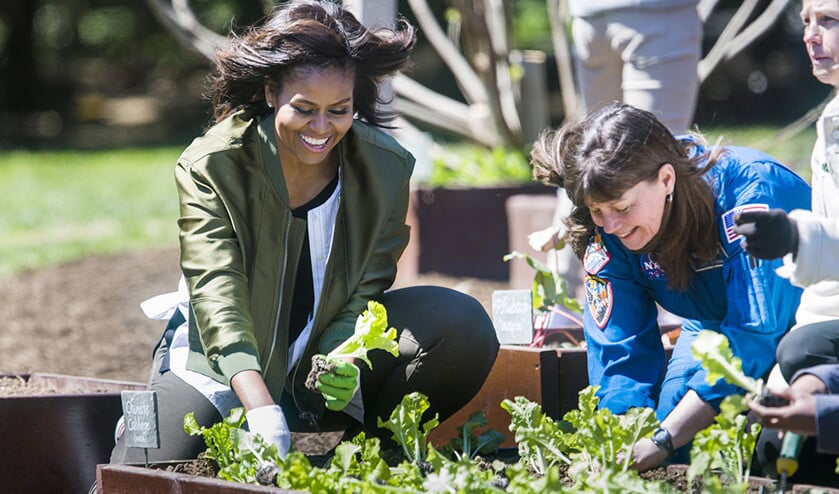 Michelle Obama maakte meer tijd voor haar gezin en voor gezond eten, onder meer door in de tuin van het Witte Huis een moestuintje te maken. (epa / Jim lo Scalzo)