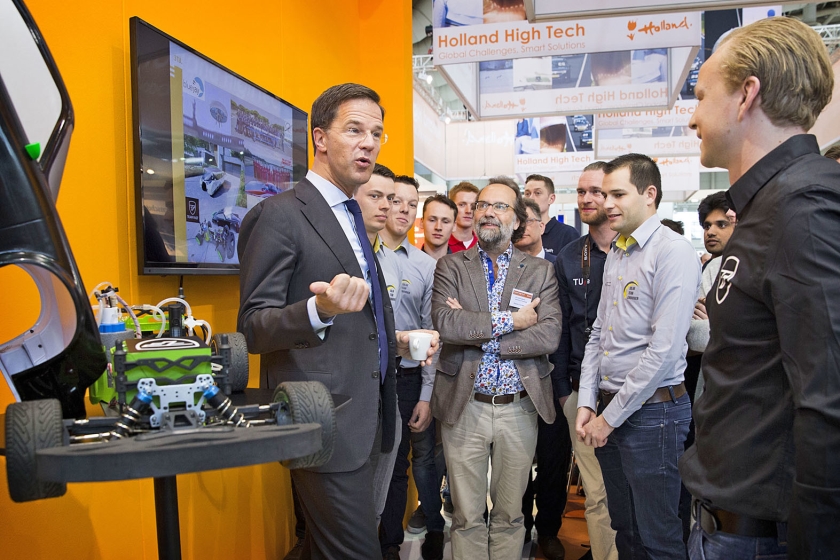 Premier Rutte in gesprek met studenten van de Technische Universiteit Eindhoven, op de Hannover Messe vorig jaar. In het regeerakkoord van zijn nieuwe kabinet wordt Eindhoven zes keer genoemd. (anp / Vincent Jannink)