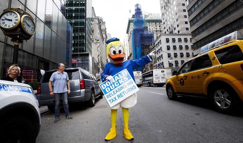Als Alfred J. Kwak zijn geleende geld terug wil, blijkt de koning alles te hebben opgemaakt aan limonade, Nutsen en Playmobil. Op de foto een betoger tegen Donald Trump tijdens de presidentscampagne in 2016. (epa / Justin Lane)