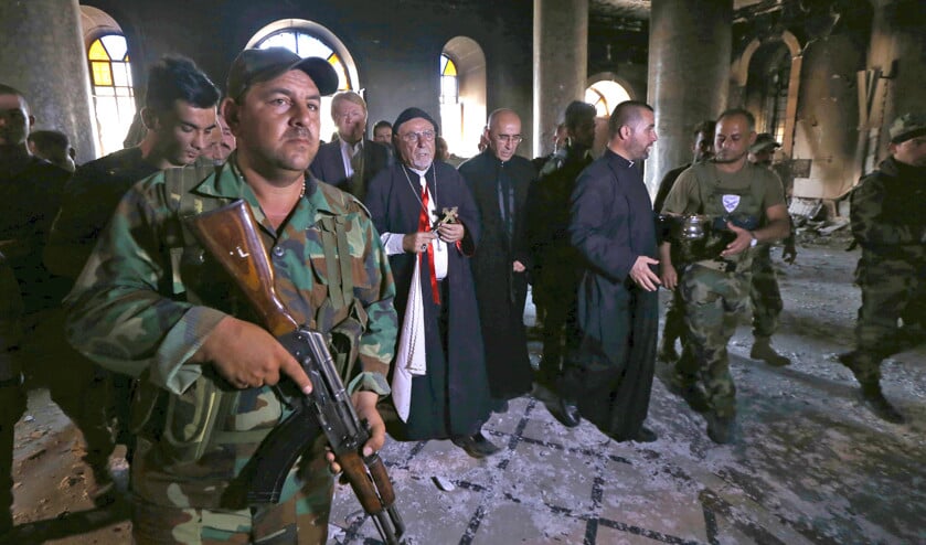 Aartsbisschop Petros Mouche droeg op 30 oktober onder bescherming van christelijke militairen voor het eerst sinds het verslaan van ISIS in die regio weer de mis op in een van de christelijke dorpen op de Vlakte van Nineve in Irak. (afp / Safin Hamed)