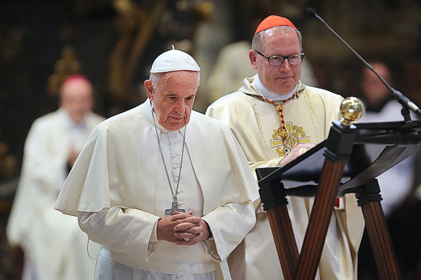 Kardinaal Wim Eijk tijdens een eucharistieviering van paus Franciscus met alle Nederlandse bisschoppen, in 2016. (anp / Ramon Mangold)
