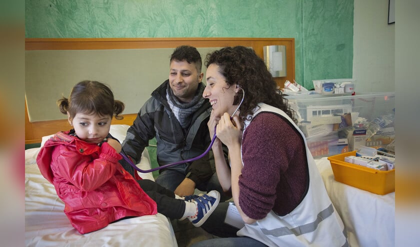 Geneeskunde omvat ook het priesterschap – in de horizontale lijn: de bekommernis om de andere mens. Een arts van Stichting Bootvluchteling aan het werk in de opvang van vluchtelingen op het Griekse eiland Lesbos. (anp / Arie Kievit)