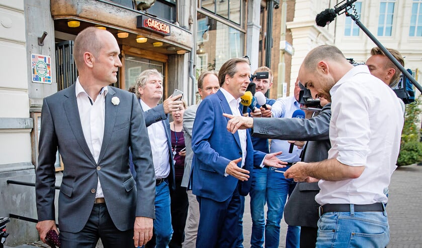Gert-Jan Segers (Christenunie) en Alexander Pechtold (D66) vorige week na een etentje waar het venijn werd weggegeten. (anp)