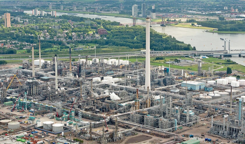 Volgens de Socialistische Partij geeft Shell met haar lespakketten voor het onderwijs een gekleurd beeld van de fossiele industrie. Op de foto: de raffinaderij van Shell bij Pernis vanuit de lucht. (anp / Bram van de Biezen)