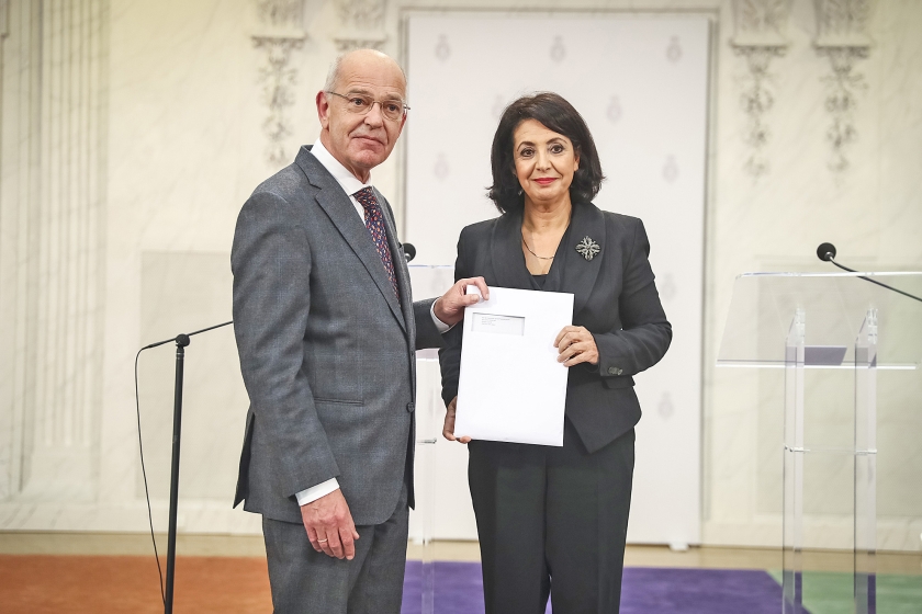 Informateur Gerrit Zalm – die zelf zijn sporen heeft verdiend als minister van Financiën – presenteerde maandag een regeerakkoord dat financieel kwetsbaar is. Rechts Tweede Kamervoorzitter Khadija Arib. (anp / Jerry Lampen)