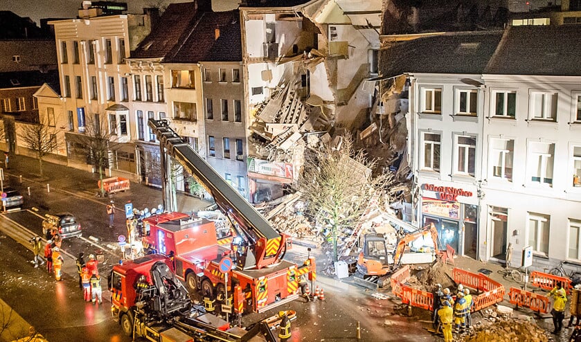 De brandweer zoekt naar overlevenden op de rampplek in Antwerpen, in de nacht van maandag op dinsdag. (anp / Jonas Roosens)