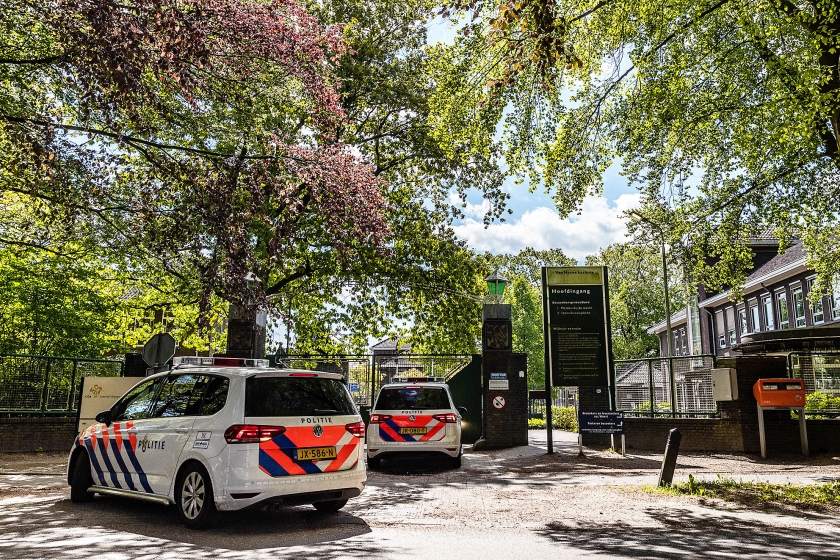 Politieauto’s bij een azc in Nederland. Ex-moslims die gevlucht zijn voor vervolging, komen in asielzoekerscentra in Nederland in aanraking met dezelfde religieuze intolerantie die zij probeerden te ontvluchten. (anp / Rob Engelaar)