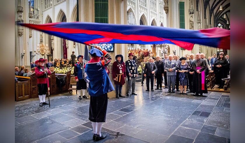 Prinses Beatrix (naast haar bisschop De Korte) bij het zevende eeuwfeest van de ‘Illustre Lieve Vrouwe Broederschap’ zondag in Den Bosch. (anp / Patrick van Katwijk)