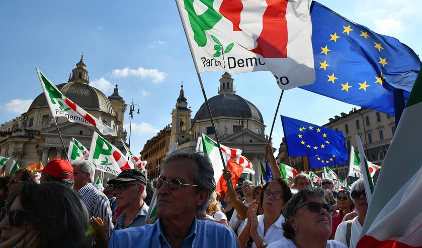 Als Europa toch de rekening wel oppakt, hebben nationale regeringen geen prikkel meer om pijnlijke maatregelen te nemen. Dan slaat een probleem van Italië over op heel Europa. (afp / Alberto Pizzoli)