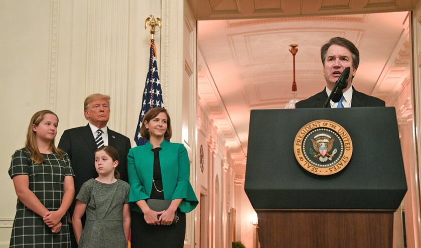 De vorige week ingezworen Amerikaanse opperrechter Brett Kavanaugh. De meeste Republikeinen vonden dat Kavanaugh óók als hij schuldig was aan seksueel geweld, toch benoemd moest worden. De vraag waar christenen mee achterblijven, is of deze berekening klopt. (afp / Jim Watson)